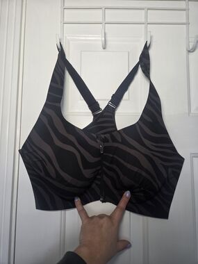 Seamless Front-Zip Zebra Print Sports Bra - Black/Brown